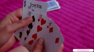 Petits seins blonde est une vraie chaudasse dans sa chambre à coucher.Ils s'embrassent et sucent les nichons avant qu'elle lui lèche sa chatte rasée.Elle facerides la petite fille en 69er