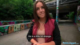 Une étudiante en agent public aime se faire pénétrer le vagin par un étranger à l&#039;extérieur à Prague