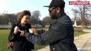 БОМЖІ В АВТОБУСІ - #Меггі Маріка - Сексуальну Брюнетку Жорстко Пробурить В автобусі Великий Чорний Член