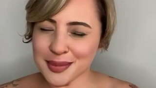 Sidder på skødet af manden