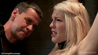 Chaud lié blonde newbie Ella Nova devient tourmenté et disciplinée par le maître Jacques de Bosses, puis fait sucer et baise grosse bite rugueux gimp Owen Gray