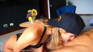 OneNymphoLatina DEEPTHROATS ஒன்று அவரது ரசிகர்கள் மற்றும் விழுங்கிவிடும் ஒரு தடித்த THROATPIE