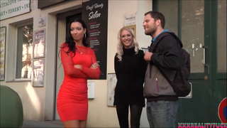 Pornstars ਹੋਣ ਨਾਲ ਤਿੰਨ ਨਾਲ ਨਾਲ ਸ਼ੁਕੀਨ ਆਦਮੀ ਨੂੰ, ਕਾਰ ਵਿੱਚ