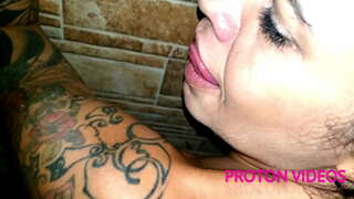 ���ವರ್ ನ ಕೆಳಗೆ ದೃಶ್ಯಗಳ ಜೊತೆ ಬ್ಲೊಂಡೆ