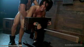 Милфу-crnka sa ogromnim sisama Shay Fox čine puzati s bičem u zubima, a zatim povezuju i pognut, grubo jebeno velikim član Ramona Номара u tamnicu
