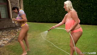 Wkładanie kutasa i Ssanie Cycków dla dwóch Busty Lesbians