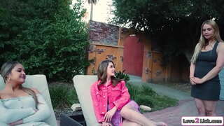 Brunette babe kysyy: uusi busty äitipuoli saada takaisin hänen muut huijaaminen äitipuoli.He suutelevat ja hän nuolee tatuoitu milf jalat ja sitten hänen facesits