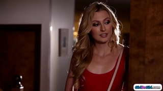 Po příchodu domů zase pozdě ji busty macecha rozhodne, že bude lesbička.Nevlastní dcera si titsucked milf olizuje kočička a facesits ji