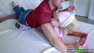 Сексуальная игровая богиня Ава Синклер оставляет игру и начинает трахать член своего бойфренда, заставляя его кончать на свои большие сиськи.