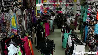 בלונדי בני נוער היילי עלה מוצצת זין ומקבלת את הכוס שלה דפק בפראות באותו הזמן