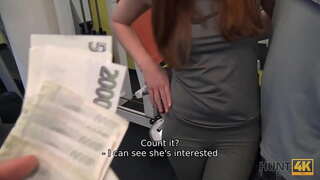 HUNT4K. Para sa mga pera ng tao ay nagbibigay-daan sa mga bihasang mangangaso upang fuck GF karapatan sa gym