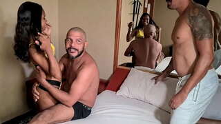 Dans le fond de la face avant de l&#039;appareil photo pour la marque-nouveau carioca, et le sentiment de deux bites dans sa chatte en même temps, pour la première fois et se terminant avec une charge de cum