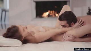 Une brune employé lécher la vulve puis baisée par son manager