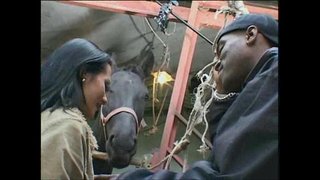 Wilder Haarder Gangbang Spëtzt Meedchen 4 grouss Schwänze op eemol dran