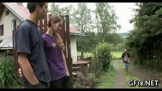 Cette fille écarte les cuisses grandes ouvertes