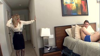 Големите гърди маловата блондинка ифом в чорапи и жартиери