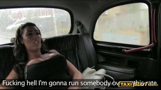 Бузурги грудастые Аањ бурят бо ба ҳайси ронандаи дар заднем сидении он таксӣ