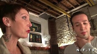 Grand seins et tatoué français mature obtient son cul serré martelé