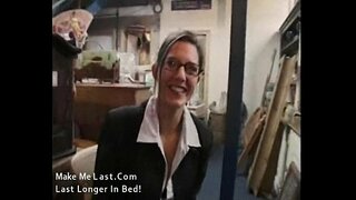 Sexy brunette husmor får spermet på hennes arbeidsplass