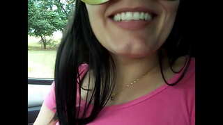 Sa femme, Rachel exhibe dans la rue