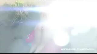 Nhay, và bắn trước mặt một số dòm ngó