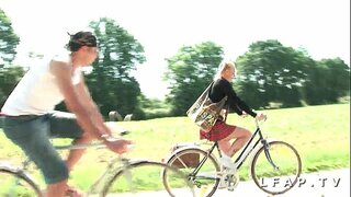 Mladi in precej študentov z velikimi joški grob sodomisee et prise en dvojni p