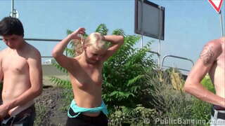 Y. jeune fille blonde sexe PUBLIQUE de la rue en plein jour