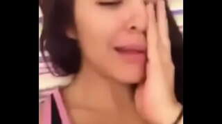 տեսանյութ, որը նվիրված է մի տղայի, демонстрирующему իր մկանները