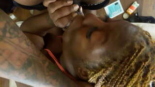 Deepthroat bâclée à la tête de l&#039;ébène bbw