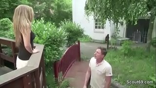 Liten smal Tonåring knullas av hyresvärden på grund av skulder 