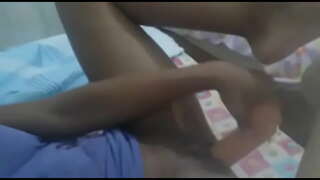 Ela se abre e enfia tudo