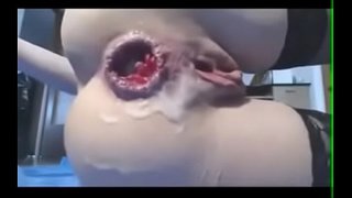 Nerdy teen rusikas punch oma perset vinge pritsimine orgasm