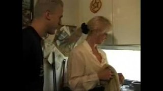 XXX&amp;quot;Hausgemachte&amp;quot; däitsche video Hot mom brauch Jong a seng friendXXX
