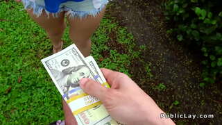 Bokong-gelembung blonde bangs di garasi di awam