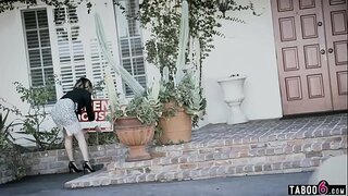 ���ြီးမားသော titted realtor ဆယ်ကျော်သက်ကိုသေချာရောင်းချလံုးခ်င္းအိမ္