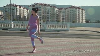 Прозорі легінси з верблюжим носком і прозора майка