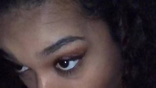 МОМИЧЕТО ВЗЕМА БЯЛ-ГОЛЯМ ПЕНИС И ГО ПРИХЛЕБЫВАЕТ