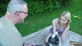 Една млада блондинка кара старец да свършват и да си в устата