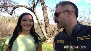 Мініяцюрная брюнеточка мілка выебанная да вялікай певень некалькі раз