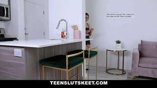 Teen babe laisse camarade de classe baiser en échange de ses papiers d&#039;essai