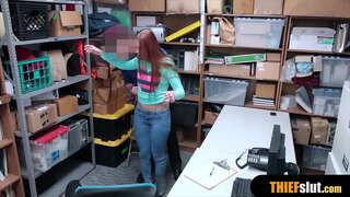 Длинноногую крошку застукали ticarət mərkəzində və kobud трахнули