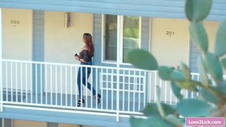 Madrastra comiendo a sus hijastras adolescentes lesbianas coño peludo