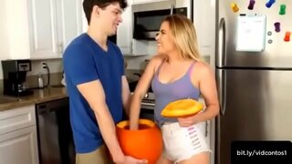 Erkek ve kız kardeşler arasında seks! Rahibe, kimliğiniz için bir kurbağa vermek bir zevktir!