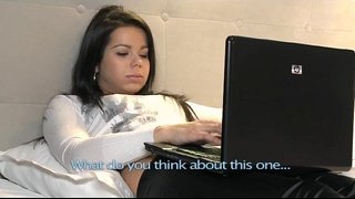 Brunette Lesbians foreplay et digito se