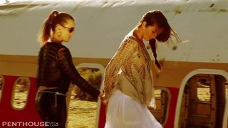 Sexy Lesbisk stjerner Allie og Jenna 69 og fingerbang i Ørkenen.