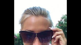 Jag finger min trånga fitta på en allmän gräsmatta