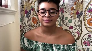 Негърка красавеца се озовава на дивана