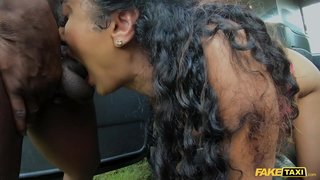 Faux Taxi Indien Marina Maya BBC première fois porno dans un taxi
