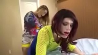 سيسي قضيب جلدي من قبل المهيمن امرأة أعلى