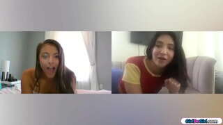 Coed гфс одлучи да ги користат нивните играчки за време на videocall.Busty бебе анален приклучоци газот додека мали цицки бринета поставува газот на играчка